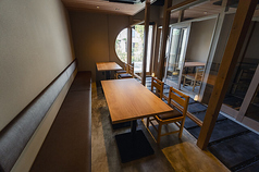 落ち着いた雰囲気の和空間で、心地よくお食事を楽しむことができます。人気のいなり寿司をはじめ、地下1階では季節の味覚を使用した逸品を味わえるイートインスペースも完備しております。リラックスしながら、旬の食材を活かした料理をゆっくりとお楽しみいただけます。さらに、貸切にも対応しております。