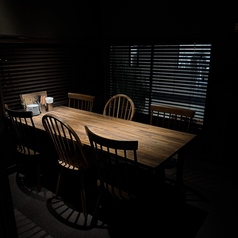 周囲を気にせず過ごせる個室は、女子会やデート、家族の集まりまで幅広く利用できる人気空間。落ち着いた雰囲気の中で絶品料理とお酒をゆっくり楽しめます。少人数から大人数まで対応でき、シーンに合わせて選べるのも魅力です。