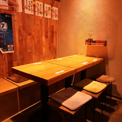 6名様までご利用いただけるテーブル席。グループでのご宴会や女子会にぴったりです♪自慢の焼鳥やおでんを囲んで、賑やかな時間をお過ごしください◎