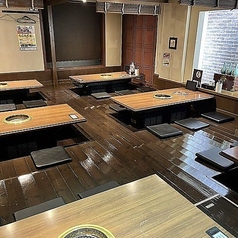 仕切りを外すことで最大36名様までご利用いただける座敷席。会社宴会や同窓会、打ち上げなど、中~大規模なお集まりに最適です。大人数でも全員の顔が見渡せる広々とした空間は、一体感のある宴会をお楽しみいただけます。足を崩してくつろげる和空間でどうぞごゆっくりお過ごしください。
