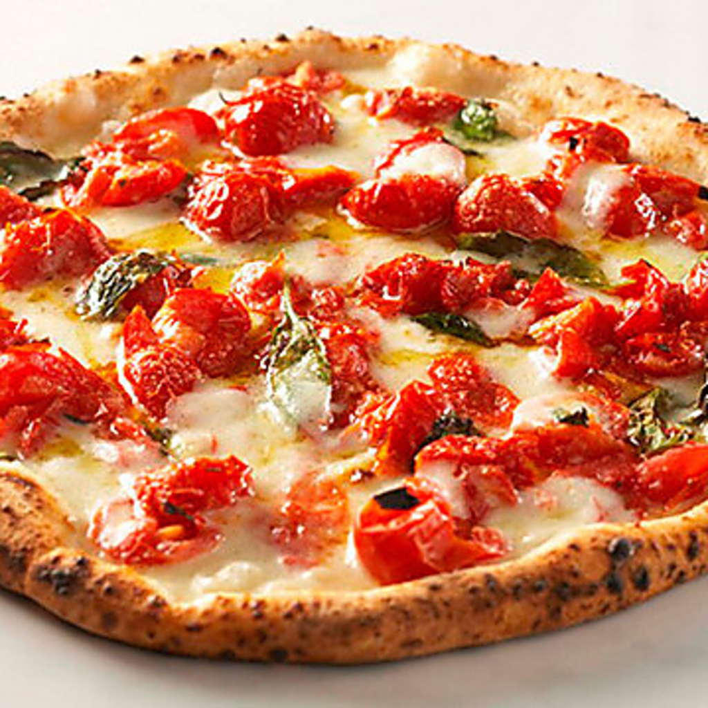 イタリアから職人を招いて作られるサルヴァトーレの薪窯。窯ならではの香りと美味しさをご提供…