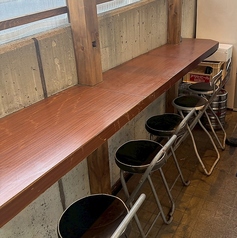 仕事帰りのサク飲みやランチ利用に便利なカウンター席。お一人様でも周囲を気にせず、自分のペースで料理とお酒を堪能できるのが魅力です。コンクリート打ちっぱなしの壁と木のカウンターがモダンな雰囲気を演出します。ゆったりとした時間をお過ごしいただけます。