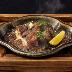 馬コロステーキのガーリック陶板焼き