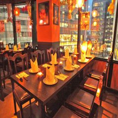 【テーブル席】明治通りを眺めながらのお食事は、いかがですか？