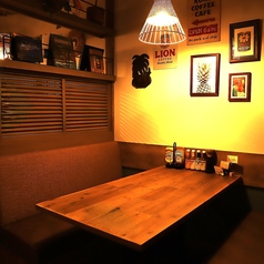 ソファー席は4名様用3卓と6名様用1卓をご用意。落ち着いた設え、POPな店内BGMが、仲の良い友達との、大切な人との、かけがえのない家族との、それぞれの時間を演出いたします。