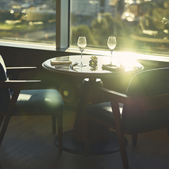 【4名様×6】落ち着ける空間で。くつろげるテーブル席で素敵なインテリアと美味しいお食事をお楽しみください。