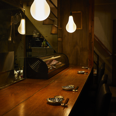 和モダンな空間。席間が広く取られているため、隣を気にせずゆっくりと会話を楽しめます。静かに日本酒を傾ける時間を求める方にこそ訪れてほしい一軒です。