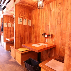 4名様用のテーブル席。親しいご友人とのお集まりにもぴったりです♪自慢の焼鳥やおでんと共に、美味しいお酒で乾杯しませんか♪