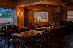 当店では、4名様用のテーブル席を6卓ご用意しています。暖色系の照明が店内を優しく照らし、ムードある趣を演出。ゆったりとした気分でお食事を楽しむことができます。急遽決まった飲み会や食事会にも対応可能で、人数に応じたお席の調整も柔軟に行いますので、お気軽にご相談ください。