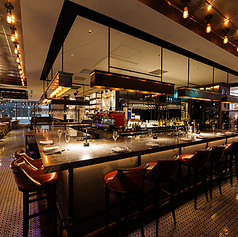 全18席のカウンター席は、シェフの鮮やかな手捌きを目の前で楽しめる特等席。出来立ての料理が運ばれるたび、香りと音、そして温かさが五感を刺激します。ソムリエとの会話も弾む、お一人様やデートにぴったりの、ライブ感あふれる美食体験をどうぞ。