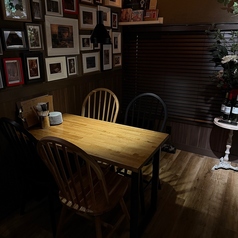 温かみある個室空間は、記念日や接待といった特別なシーンにもおすすめ。落ち着いた雰囲気の中で、シェフこだわりの料理をゆっくり味わえます。大切な人との食事や会話をじっくり楽しみながら、特別なひとときを演出できる人気のお席です。