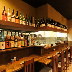 まごころ感じる和風居酒屋の店内には、ゆっくりと心地よい時間を過ごせる全8席のカウンターをご用意しております！和の雰囲気が広がる落ち着いた空間で、当店自慢の美味しい料理やお酒を存分に味わってください◎お一人様での気軽なお食事はもちろん、デートなどでの特別なお食事の際にもぜひご利用ください♪