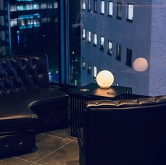 窓際のソファ席です。池袋の夜景を堪能しながらゆっくりとしたお時間をお過ごしください。