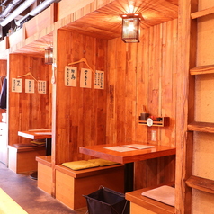 4名様用のテーブル席。落ち着いてお食事を楽しめるテーブル席をご用意しております◎お仕事帰りの一杯や、大切な方との語らいの場としてぜひご利用ください♪