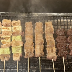 豊富な種類の串焼きでお酒も進む！