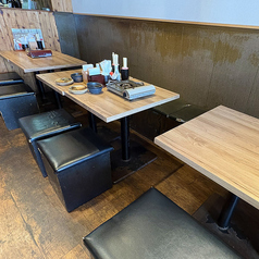 グループに最適な8～12名様用のテーブル。組み合わせ自由なので大人数まで対応可能！ご予約承ります！