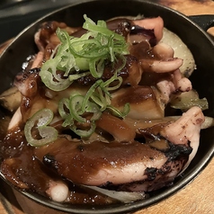 イカゲソとじゃが芋のイカ肝ソース焼き