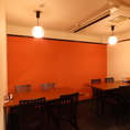 【2～4名様用のテーブル席】大人の憩いの場としてご好評いただいている当店は、ゆったりとお過ごしいただけます！2～4名様用テーブル席をご用意してますので、少人数でのご来店にもぴったりです♪落ち着いた空間で、日常の喧騒を忘れて特別な時間をお楽しみください！皆様のご来店をスタッフ一同心よりお待ちしております。