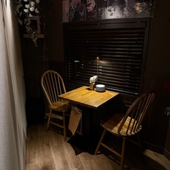 周囲を気にせず過ごせる個室は、女子会やデート、家族の集まりまで幅広く利用できる人気空間。落ち着いた雰囲気の中で絶品料理とお酒をゆっくり楽しめます。少人数から大人数まで対応でき、シーンに合わせて選べるのも魅力です。