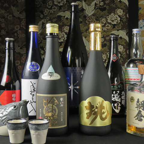 福岡各所から取り寄せた日本酒が自慢のお店
