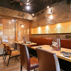 【2名様～4名様向けのテーブル席】隣と仕切られたBOX型のお席や半個室風のお席などを多数ご用意しています。高級感のあるテーブル席ならお祝いごとにもおすすめです。