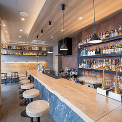 カウンター席が10席ございます！このカウンター席では、目の前でバーテンダーが手がけるドリンクを楽しむことができ、リラックスした雰囲気の中でお酒を堪能できます。