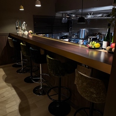 カウンター席はお一人様でも気軽に立ち寄れる特等席。目の前で調理されるライブ感やスタッフとの会話も楽しめ、デートやサク飲みにもぴったりです。落ち着いた雰囲気の中で美味しい料理とお酒を味わいながら、心地よい時間を過ごせます。