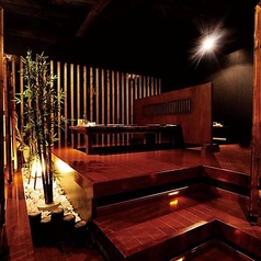 半個室掘り炬燵の人気のお席です。1番角のお席は個室と思える程で2名様から利用でき、仕切りを外すと12名様まで利用可能です