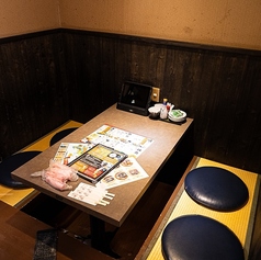 少人数での飲み会やご家族でのお食事にぴったりな、4名様用の掘りごたつ個室です♪足をゆったりと伸ばせるので、くつろぎながらお食事や会話をお楽しみいただけます◎完全個室のプライベート空間で、当店自慢の美味しい創作料理と種類豊富なドリンクを味わいながら、周りを気にせず素敵なひとときをお過ごしください。