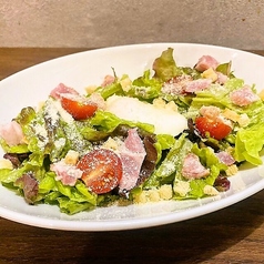 半熟卵とベーコンのシーザーサラダ