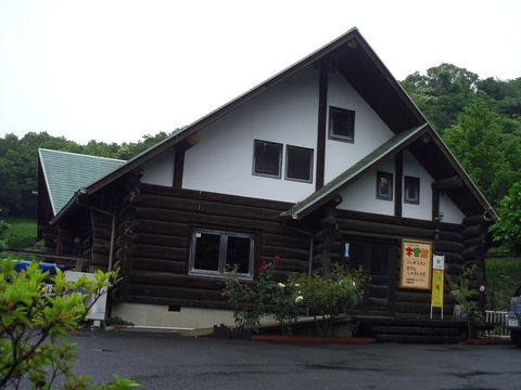 弘法山観光の拠点として、自然に囲まれたログハウスでの食事。テラス席あり！