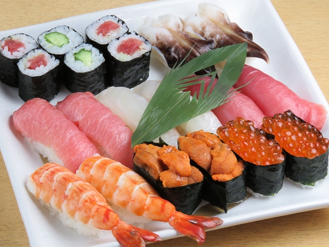 四季折々の魚介を毎日仕入れ！居心地の良い店内で、極上のお寿司をご堪能下さい。