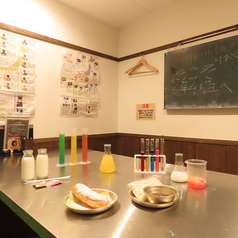 ≪家庭科室≫調理実習をしていた空間で美味しい料理とお酒を♪とってもユニークで、少し広めの個室です。9名様まで