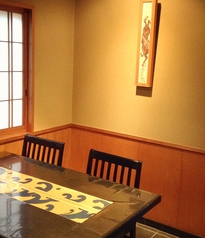 通路より奥まった落ち着けるお席です。真上天井に換気機能有り。店内 従事者は定期的に口内除菌、マスク使用。