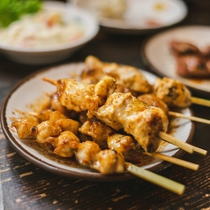 鶏本来の旨味を味わえる。当店自慢の「焼鳥」