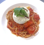 ブラータチーズ丸ごと使ったトマトソースパスタ