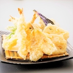 揚げたて熱々の天ぷら盛合わせ♪※季節により内容がことなります。