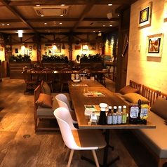 間仕切りのない、開放的な店内席。駅徒歩2分のモアナで、都会の喧騒からはなれ、まるでバカンスのようなゆったりした時間をお過ごしください。