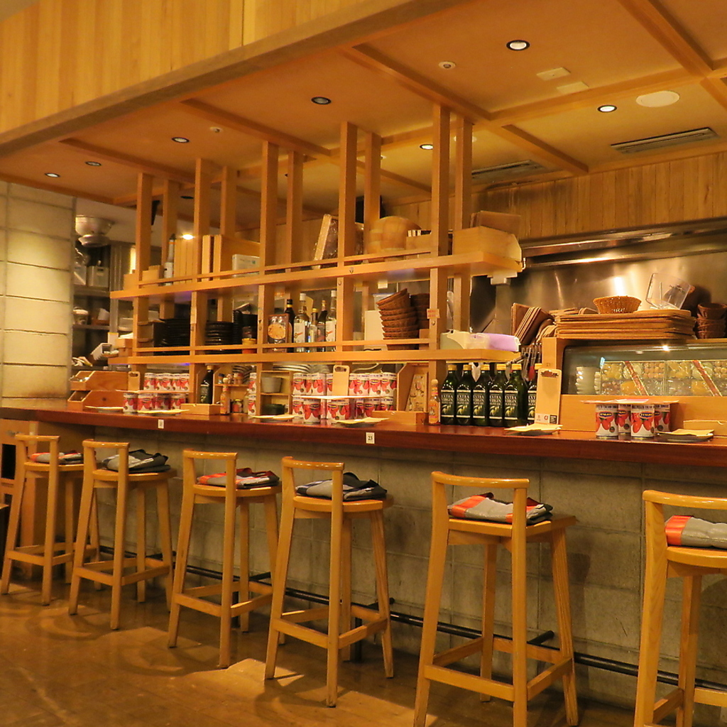 リラックスできるナチュラルなインテリアの店内はデートにも最適です♪