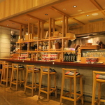 リラックスできるナチュラルなインテリアの店内はデートにも最適です♪