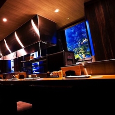 【ライブ感溢れるカウンター席】目の前で焼き上げられる臨場感を楽しめる特等席です。職人の手さばきと香ばしい香りが五感を刺激します。お一人様やデートでのご利用に最適です◎