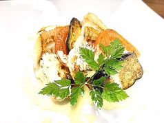 白身魚とトマトのミルフィーユ仕立て　ベルモットワインソース