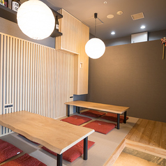 当店には、4名用の座敷席を2席ご用意しています。落ち着いた雰囲気の中で、友人や家族と一緒に季節の料理を楽しむことができる特別な空間です。くつろぎながら、美味しいお酒と共に特別なひとときをお過ごしください！