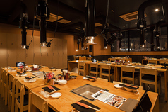 ゆったり楽しめるテーブル席でにぎやかにお過ごしください。