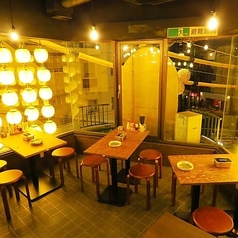 当店は全席喫煙OK！愛煙家の皆様に優しいお店です。昭和レトロで活気あふれるテーブル席で、こだわりの串カツや美味しいお酒とともに気兼ねなく一服をお楽しみいただけます。会社帰りのサク飲みから気の合う仲間とのご宴会まで、おタバコのために席を立つことなく、ゆったりと至福の時間をお過ごしください♪