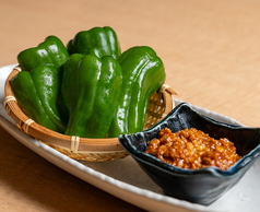 生ピーマンの肉味噌添え！の写真