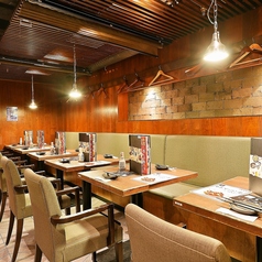 【4名様～8名様向けのテーブル席】温かみのある照明で落ち着いた雰囲気を演出しております。周りが仕切られたBOXのお席なら、人目を気にすることなくお楽しみいただけます。