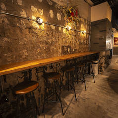 【壁沿いのカウンター席】壁沿いカウンター席は、落ち着いた雰囲気の中でお食事が楽しめるお席となっております♪当店は照明などの内装にもこだわっており、心地よい空間を演出♪木と照明の温かいぬくもりが感じられるカウンター席を、デートや女子会、仕事帰りのお食事など多彩なシーンでご利用ください！