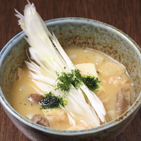 鮮度が際立つレバ刺しや手間暇かけた煮込みなど