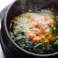 ズワイガニとエゴマのワカメスープ